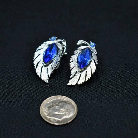Lisner Blue Rhinestone Clip Earrings, Rhodium Plated, 1960s Vintage Jewelry - Picture 8 of 10